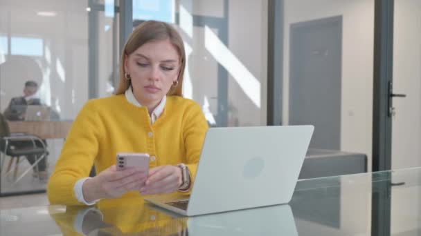 Jonge vrouw werkt aan meerdere digitale apparaten op het werk - Video