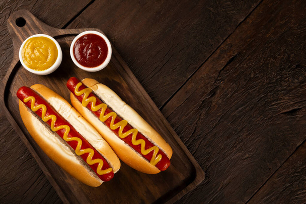 Hot Dog mit Ketchup und gelbem Senf. - Foto, Bild