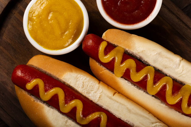 Hot Dog mit Ketchup und gelbem Senf. - Foto, Bild