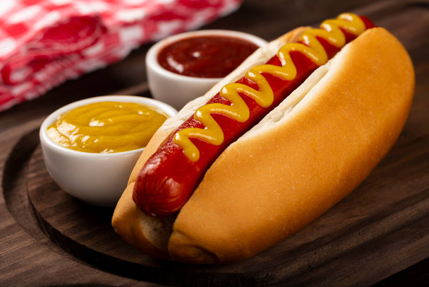 Hot dog met ketchup en gele mosterd. - Foto, afbeelding