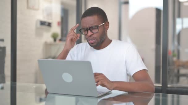 Afrikkalainen amerikkalainen mies päänsärky Työskentely Laptop - Materiaali, video