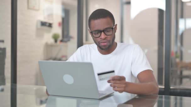 Afroamerikaner verärgert über Fehlschlag beim Online-Shopping - Filmmaterial, Video