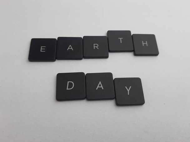 Sana Maan päivä on kirjoitettu mustilla painikkeilla valkoisella pohjalla - Valokuva, kuva