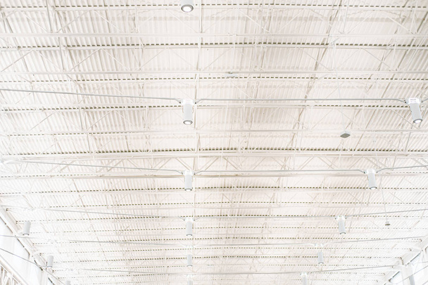 Moderne stalen plafondmagazijn met dakralverlichting, aan het plafond gemonteerde draadloze router, perimeter spoor overeenkomstige membraanklikken in, ruime paviljoen tentoonstellingen, openbare bibliotheek Frisco. Verenigde Staten - Foto, afbeelding