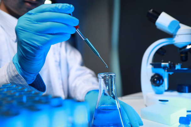 Chemik bada nowo odkrytą substancję chemiczną używając różnorodnego sprzętu naukowego w swoim laboratorium, atmosferę pracy w laboratorium, podczas gdy naukowcy prowadzą badania.. - Zdjęcie, obraz