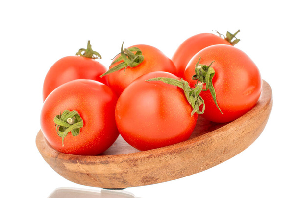 Plusieurs tomates cerises mûres avec une assiette en bois, macro, isolées sur fond blanc. - Photo, image