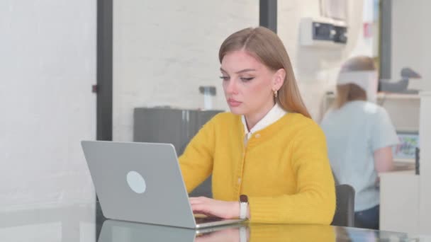 Rubia mujer casual teniendo dolor de espalda en la oficina - Imágenes, Vídeo