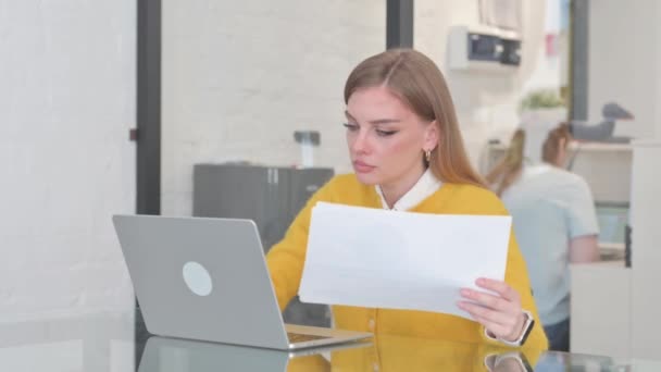 Blondýny ležérní žena pocit smutný pro novou smlouvu v práci - Záběry, video