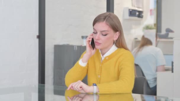 Блондинка неформальная женщина разговаривает по телефону, переговоры - Кадры, видео
