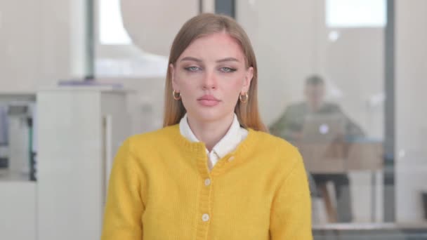 Portret poważnej młodej kobiety w biurze - Materiał filmowy, wideo