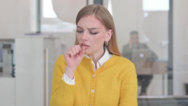 Πορτρέτο της βήχας άρρωστη νεαρή γυναίκα στο γραφείο - Πλάνα, βίντεο