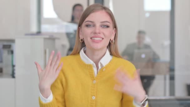 Blogging Νεαρή Γυναίκα Κάνει Βίντεο Συνομιλία στο Γραφείο - Πλάνα, βίντεο