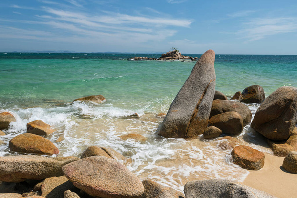 Fala ruchu krajobraz morski turkusowe morze z naturalnym kamiennym łukiem i błękitne niebo na oddzielnym morzu, zwany Thale Waek, w Ko Man Klang, Rayong, Tajlandia. podróż lato przeznaczenia w kraju tropikalnym, Siam. - Zdjęcie, obraz