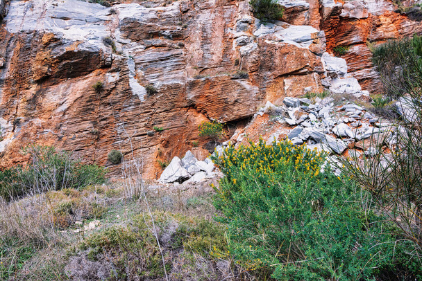 Φυσική πέτρινη επιφάνεια λεπτομερής υφή, βουνό Πεντέλη, Ελλάδα. - Φωτογραφία, εικόνα