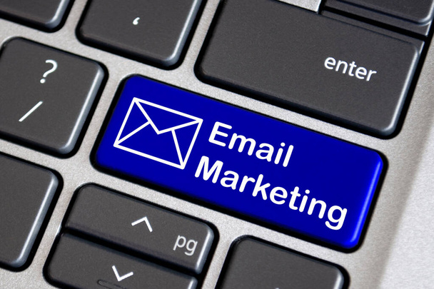 E-mail marketing tekst op blauwe laptop toetsenbord. Online marketing concept. - Foto, afbeelding