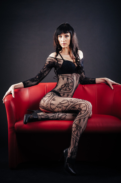 sexy schöne nackte Frau in schwarzen erotischen Dessous auf dunklem Hintergrund. - Foto, Bild