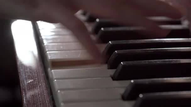 Lähikuva miesten käsi soittaa pianoa. Musiikkitunti. Suosikkiklassista musiikkia. Kopioi tila - Materiaali, video