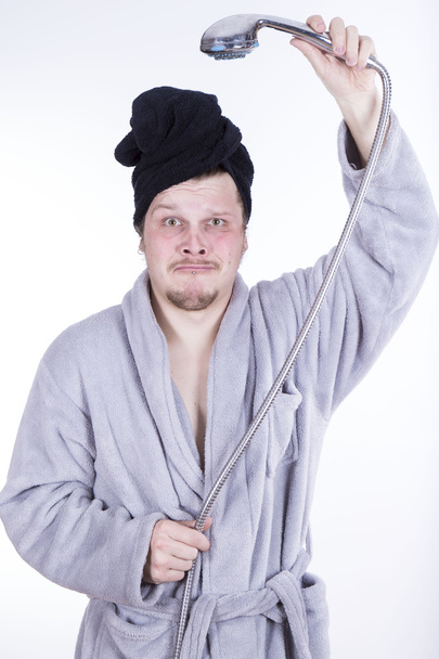 Homem de roupão no chuveiro
 - Foto, Imagem