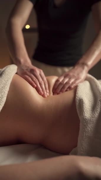 Руки масажують живіт самки. Жінка отримує лімфатичний масаж у спа-салоні. Крупним планом - Кадри, відео