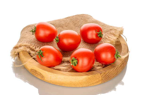 Varios tomates cherry maduros en una bandeja de madera, macro, aislados sobre fondo blanco. - Foto, Imagen