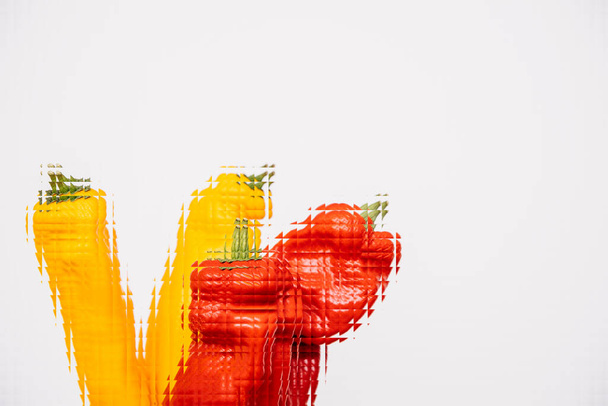 Dentro do metaverso digital, uma mão masculina delicadamente embala um monte de pimentas vermelhas e amarelas maduras e deliciosas, simbolizando o futuro de alimentos sustentáveis e nutritivos.. - Foto, Imagem