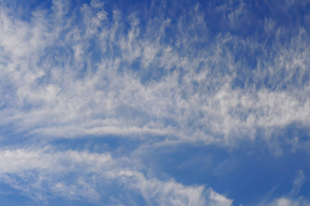 Спокійне блакитне небо і хмари мудрості, ідеально підходить для безтурботних обстановки - Фото, зображення