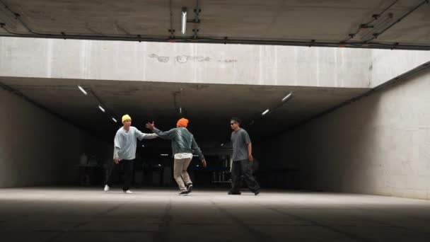 Een groep hipsters die doen alsof ze stil staan terwijl ze samen dansen. Professionele breakdancer team voeren street dance in het gebouw met grappige en levendige beweging. Outdoor sport 2024. Schitterend.. - Video
