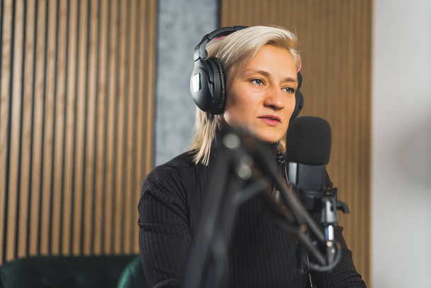 Снимок женщины-радиоведущей, говорящей в прямом эфире. Высокое качество фото - Фото, изображение