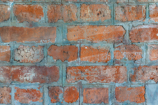 Старая Грязная Красная Кирпичная Стена. Фрагмент кирпичной стены старого здания крупным планом. - Фото, изображение