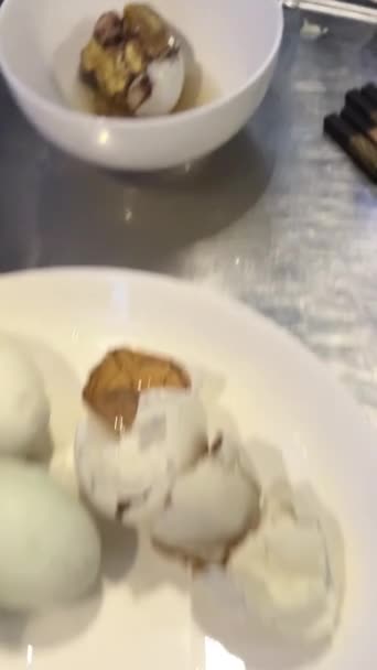 Tojás embrió vietnámi csemegével. Balut főtt fejlődő kacsa embrió Hoi An, Vietnam. különleges konyha ázsiai országokban. - Felvétel, videó
