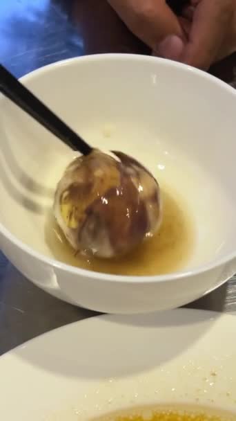 Jajko z embrionem wietnamski przysmak. Balut gotował się rozwijając embrion kaczki w Hoi An w Wietnamie. specjalna kuchnia w krajach azjatyckich. - Materiał filmowy, wideo