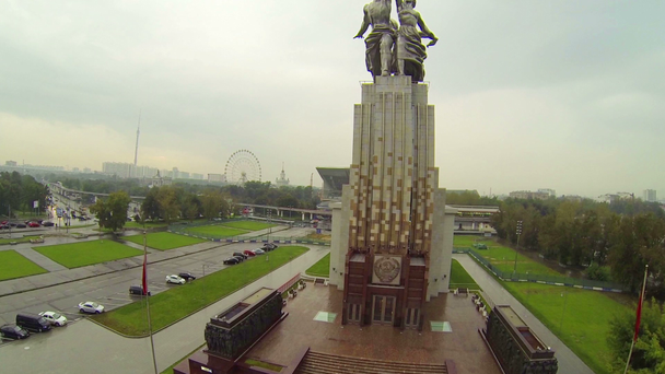Σοσιαλιστική μνημείο στο ημέρα του φθινοπώρου - Πλάνα, βίντεο