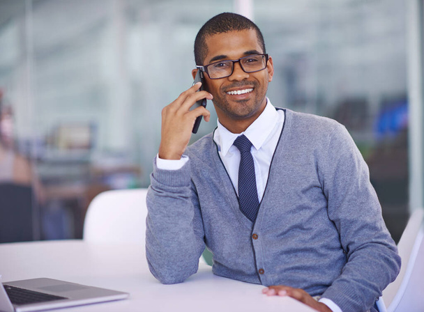 Hombre de negocios, llamada telefónica y retrato con sonrisa en oficina para networking, contacto y negociación. Persona africana, smartphone y feliz por la conversación, comunicación y conexión en el lugar de trabajo. - Foto, imagen