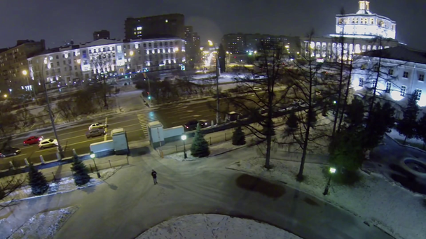 Κίνηση της πόλης, στην πλατεία Σουβόροφ - Πλάνα, βίντεο