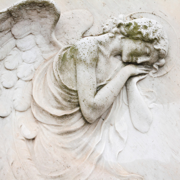 primer plano del antiguo relieve angelical en la lápida
 - Foto, Imagen