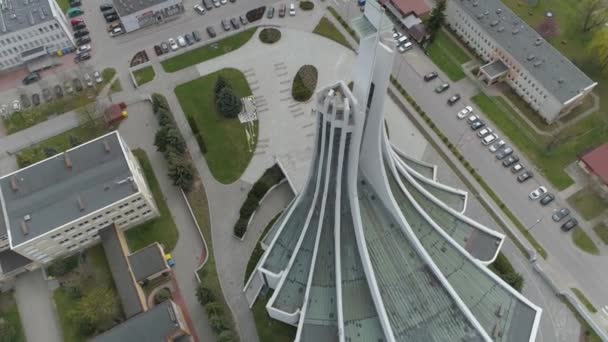 Piękny kościół Mielec Aerial View Poland. Wysokiej jakości materiał 4k - Materiał filmowy, wideo