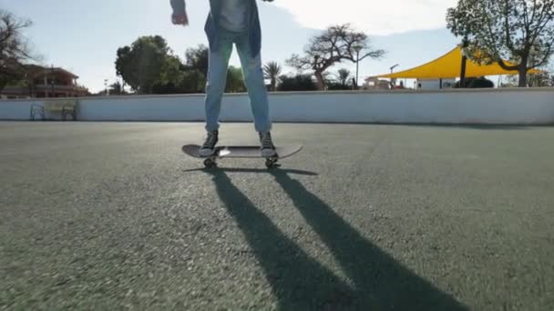 Junger Mann übt sich an einem sonnigen Tag im Skaten im Park. - Filmmaterial, Video