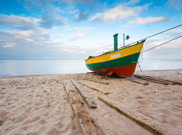 Рибальський човен на березі Балтійського моря - Фото, зображення