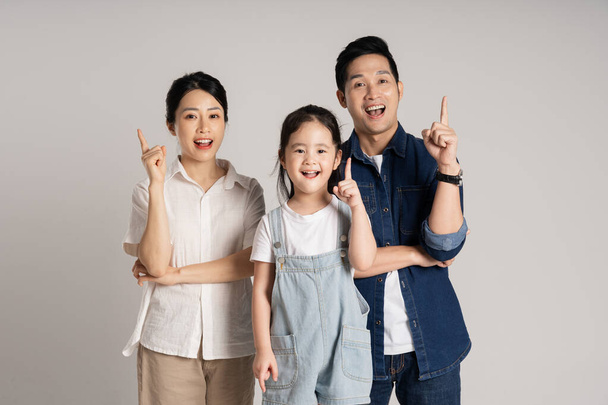 Retrato familiar asiático posando sobre fondo blanco - Foto, imagen