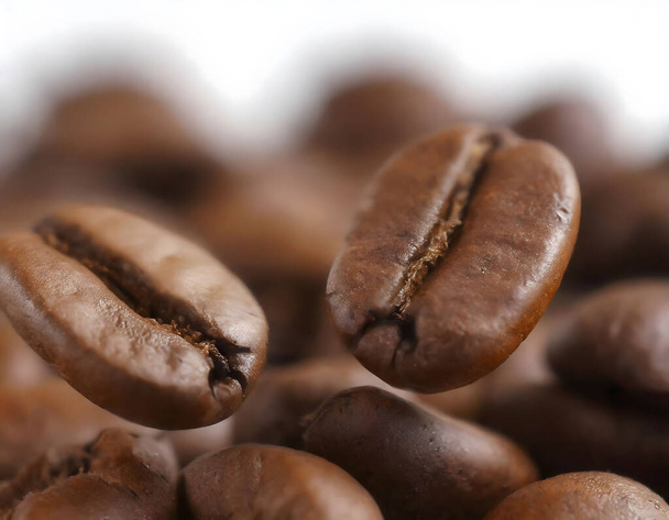 Close-up van koffiebonen vallen in een stapel koffiebonen op een witte achtergrond met verschillende vormen en maten, en intense bruine kleur, vallen in slow motion en vormen een kleine hoop - Foto, afbeelding