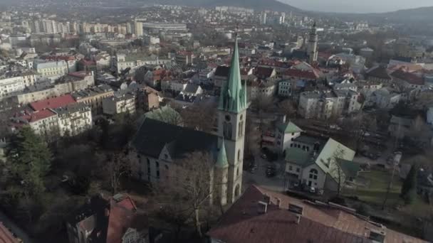 Красивая церковь Bielsko Biala Воздушный вид Польши. Высококачественные 4k кадры - Кадры, видео