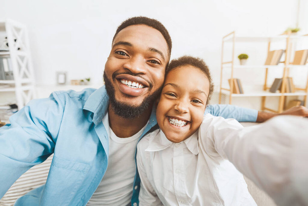 Selfie s tátou. Otec a malá dcera pořizování fotografie, tráví čas spolu doma - Fotografie, Obrázek