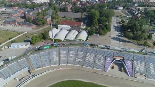 Piękny stadion Leszno Aerial View Poland. Wysokiej jakości materiał 4k - Materiał filmowy, wideo