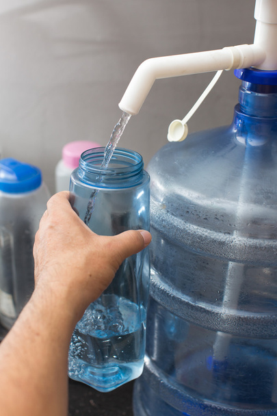 fill water into bottle - Foto, immagini