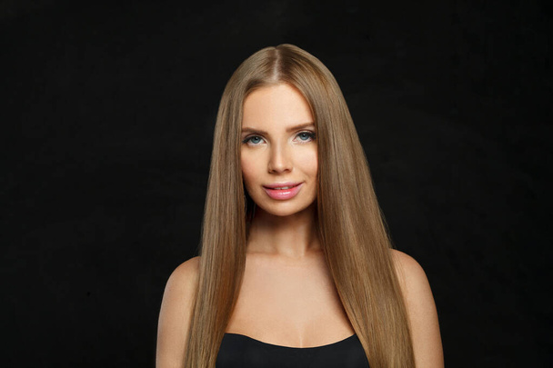 Perfekte Mode Modell Frau mit langen gesunden Frisur, frisch glänzende Haut und Make-up, Studio Beauty Portrait - Foto, Bild