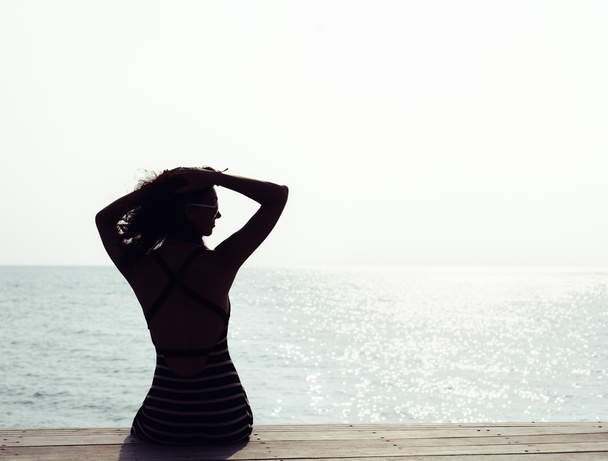 Genç güzel kadın yalnız iskelede oturuyordu - Fotoğraf, Görsel