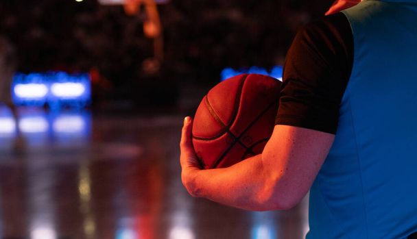 rozhodčí držící basketbal během hry - Fotografie, Obrázek