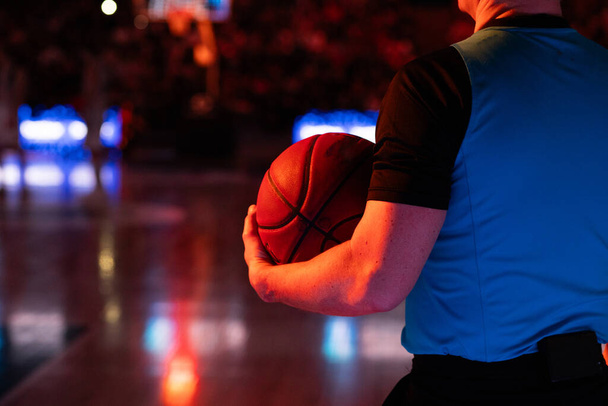 árbitro segurando basquete durante o jogo
 - Foto, Imagem