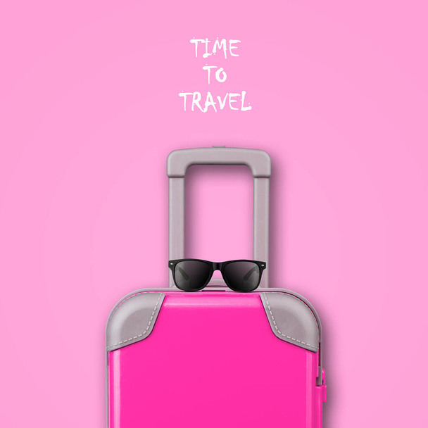 Reisconcept. Roze reiskoffer, zonnebril op roze achtergrond. Begrepen, ruimte. Reisachtergrond. - Foto, afbeelding