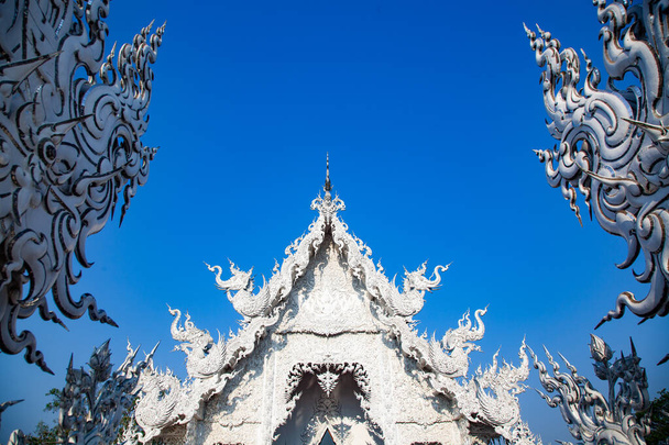CHIANG RAI, THAILAND - FEVEREIRO 2019: wat Rong Khun O famoso Templo Branco em Chiang Rai, Tailândia - Foto, Imagem